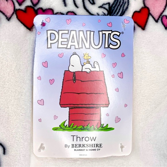 White Peanuts Snoopy with Hearts Valentine’s Throw Blanket - Picture 3 of 4